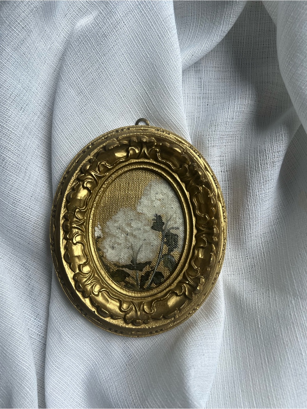 “Vintage White” Vintage-Style Gold Oval Wall Accent with White Floral